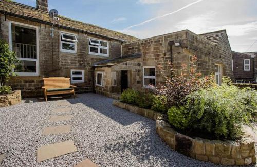 Hebden Bridge House | The Bronte Moor Retreat - 3 Bed, Pet Friendly Cottage - Stunning Views - Hot Tub