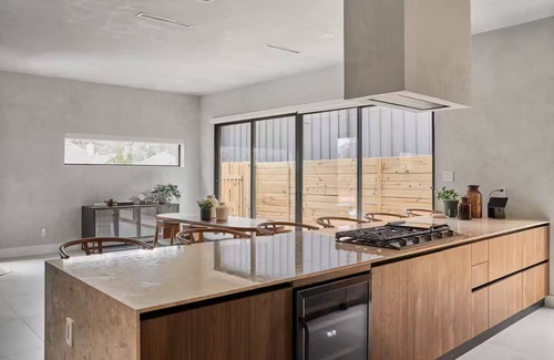 Conroe House | The Brown Oak: Nature & Splendor