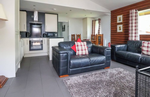 Saint Asaph Cottage | THE BUCK, pet friendly, with hot tub in St Asaph