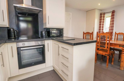Saint Asaph Cottage | THE BUCK, pet friendly, with hot tub in St Asaph