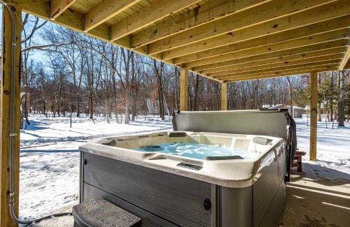 Albrightsville House | The Buckhorn Chalet Hot Tub Arcades 6 Bedroom Fire Place