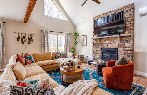 Albrightsville House | The Buckhorn Chalet Hot Tub Arcades 6 Bedroom Fire Place