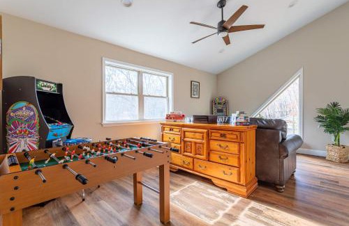 Albrightsville House | The Buckhorn Chalet Hot Tub Arcades 6 Bedroom Fire Place