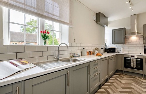 Lincoln House | The Bungalow - Two Bedroom House, Sleeps 4