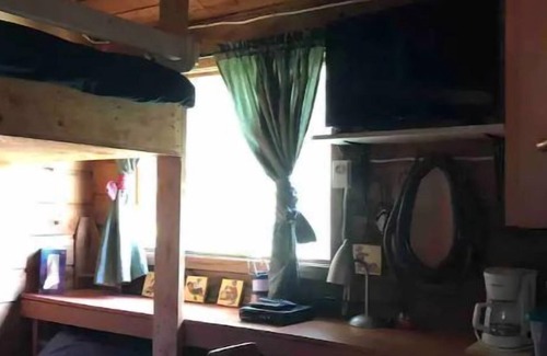 Beaverdell Cabin | The Bunk House