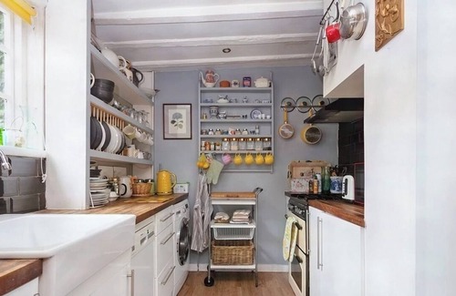 Maidstone Cottage | The Buttery Maidstone. 500 year old Cottage locates on wall of 450 acre parkland