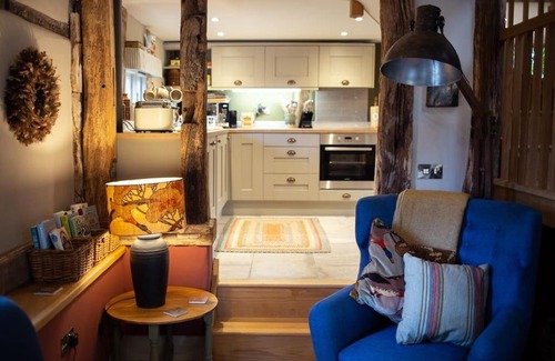 Bridgnorth House | The Byre - Beautiful Contemporary Barn - Hot Tub