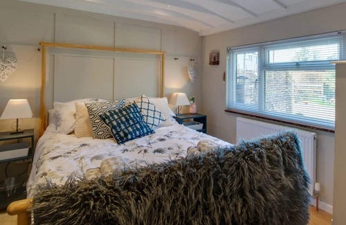 Garn Fadryn Ski Chalet | The Cabin at Bragdy in the beautiful Pwllheli