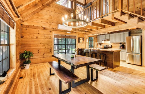Helen Cabin | 'The Cabin at Dukes Creek' w/Fire Pit & Hot Tub!