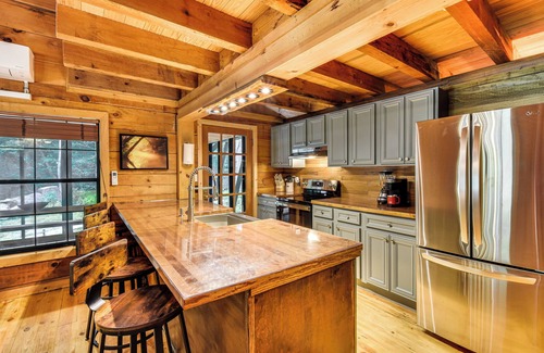 Helen Cabin | 'The Cabin at Dukes Creek' w/Fire Pit & Hot Tub!