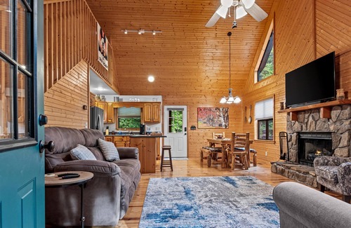 Blairsville Cabin | The Cabin Kingdom | Hot tub | Fire Pit