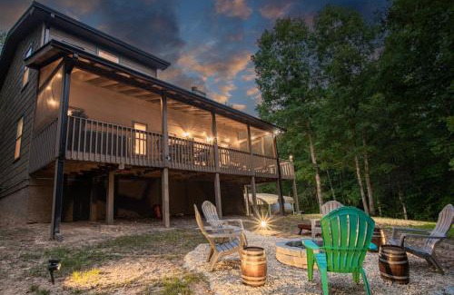 Blairsville Villa | The Cabin Kingdom Hot tub Fire Pit