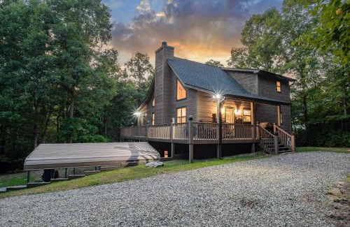 Blairsville Villa | The Cabin Kingdom Hot tub Fire Pit