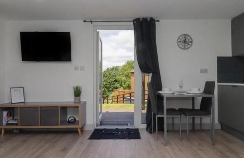 Hartshill House | The Cabin - Private Car Park with CCTV - Fast WiFi - Peaceful Retreat with Views for Business or Couples