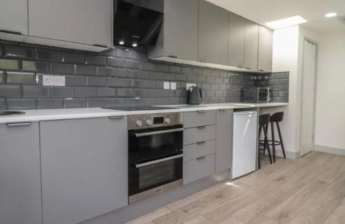 Hartshill House | The Cabin - Private Car Park with CCTV - Fast WiFi - Peaceful Retreat with Views for Business or Couples