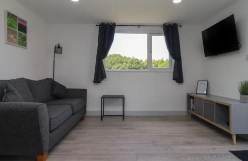 Hartshill House | The Cabin - Private Car Park with CCTV - Fast WiFi - Peaceful Retreat with Views for Business or Couples