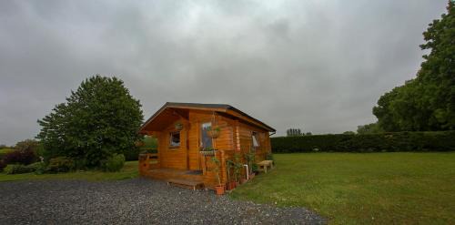 Donadea Apartment | The Cabin @ Willowmere (Garden Log Cabin)