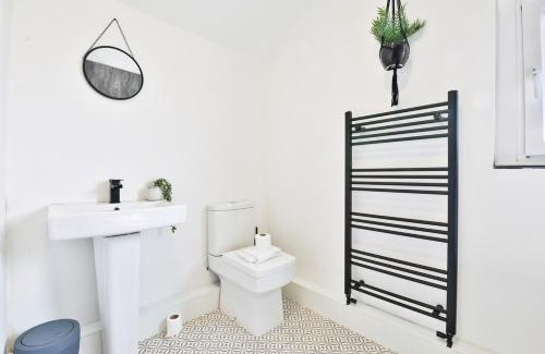 Caerphilly House | The Caerphilly Hideaway – Modern 3-Bed Escape