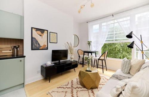 Cantelowes Apartment | The Camden Hideout - Modish and Bright 2BDR Flat