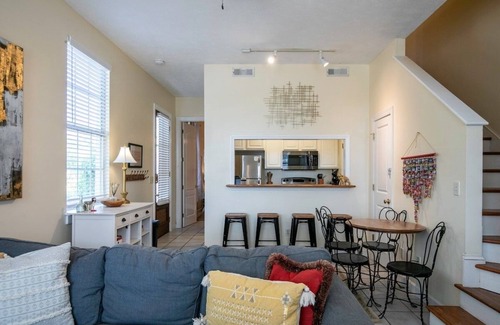 Oxford House | The Camp, 2BR Cozy Triplex by Velvet Ditch Villas