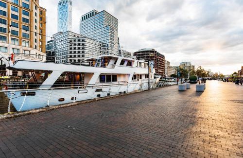 Canary Wharf Boat Rental | The Canary Yacht