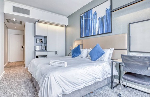 Sandown Hotel | The Capital on the Park-Standard Unit