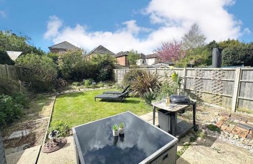 Bournemouth House | The Capstone Retreat - Beautiful Detached Family Home By Coastline Retreats, Arcade Machine, Parking, BBQ