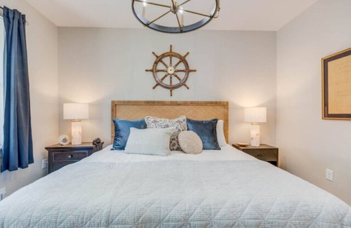 Historic Downtown Manteo Hotel | The Captains Quarters Room