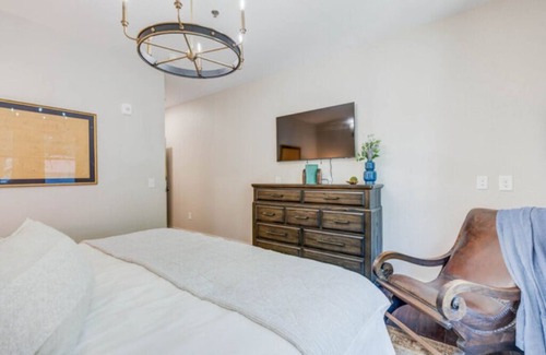Historic Downtown Manteo Hotel | The Captains Quarters Room