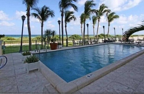 Surfside Condo | The Carlisle on the Ocean studio unit is your place! RECENTLY REMODELED!