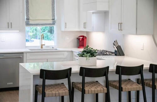 Oxford House | The Carolina, 2BR Luxe Stay by Velvet Ditch Villas