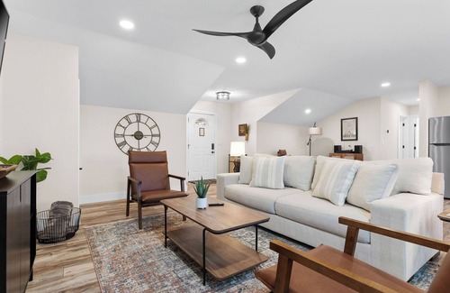Branson Apartment | THE CARRIAGE HOUSE - Private Hot Tub and Fire Pit