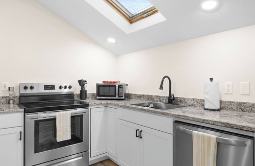 Branson Apartment | THE CARRIAGE HOUSE - Private Hot Tub and Fire Pit