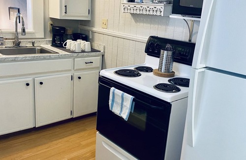 Hot Springs Cottage | The Carriage House - Downtown & Nat’l Park Stay