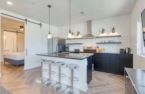 Historic Edgefield Apartment | The Carter 204 by Avantstay 1BR Balcony
