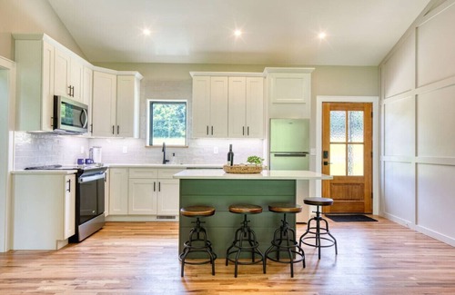 Johnson City Ski Chalet | The Cedars Chalet on The Watauga River