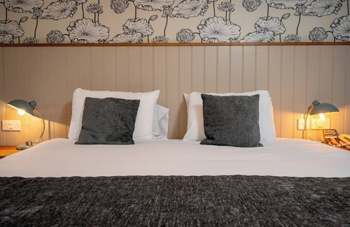 Barnstaple Hotel | The Cedars Inn by Greene King Inns