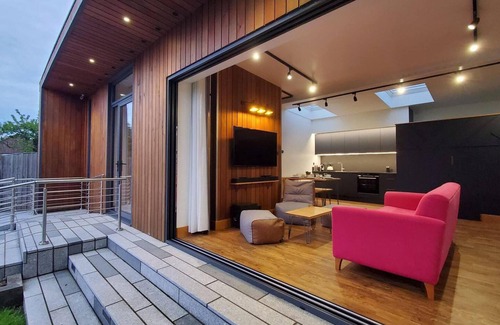 Christchurch Apartment | The Cedarwoods - Luxury Studio for 5!