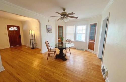 Cleveland Apartment | The Celi House - 2 bedroom bath house 10min Downtown & Airport near Cleveland Clinic Fairview