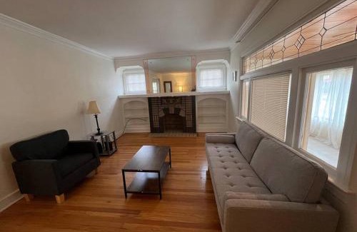 Cleveland Apartment | The Celi House - 2 bedroom bath house 10min Downtown & Airport near Cleveland Clinic Fairview