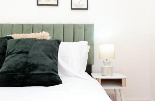 Cathays House | The Central Stay - 5 minute walk to Cardiff Centre, up to 6 people