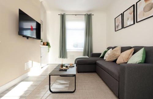 Cathays House | The Central Stay - 5 minute walk to Cardiff Centre, up to 6 people