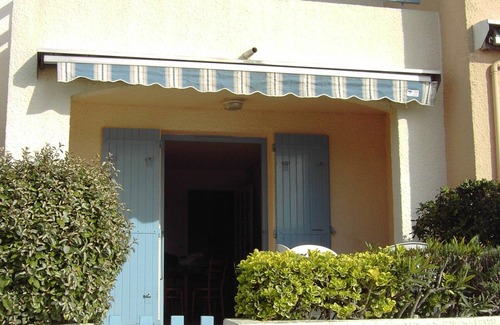 Saint-Cyprien Plage House | The charm of a blue marina overlooking the lagoon (Free Wi-Fi access).