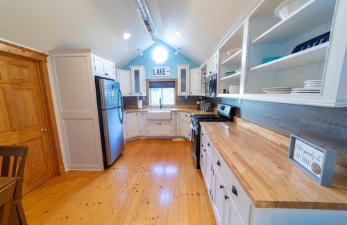 Glenn Cottage | The charming Glenn Cottage! Walk to Lake Michigan!