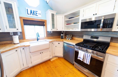 Glenn Cottage | The charming Glenn Cottage! Walk to Lake Michigan!