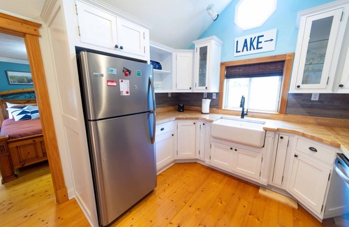 Glenn Cottage | The charming Glenn Cottage! Walk to Lake Michigan!
