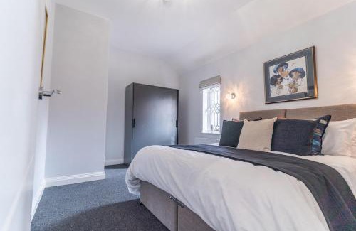 New Forest District House | The Charming Redwood Escape, New Forest
