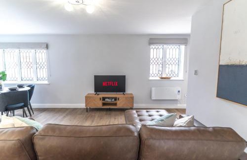 New Forest District House | The Charming Redwood Escape, New Forest