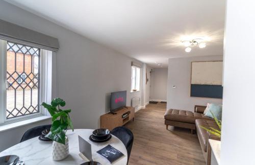 New Forest District House | The Charming Redwood Escape, New Forest