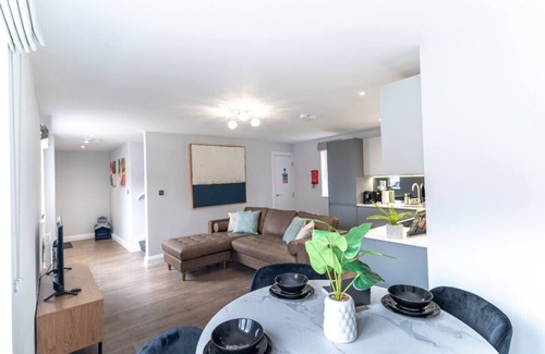 New Forest District House | The Charming Redwood Escape, New Forest